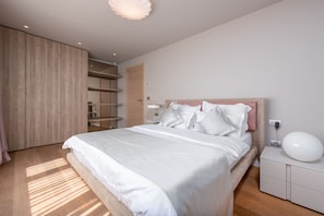 4 chambres, lits bébé (gratuits), draps fournis