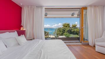 4 bedrooms, free cribs/infant beds, bed sheets