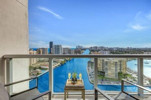 Property grounds - Apartment with Balcony - Pool- Infinity View - Gym (Hallandale Beach)