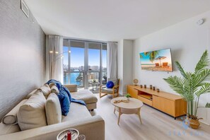 TV, offices - Apartment with Balcony - Pool- Infinity View - Gym (Hallandale Beach)