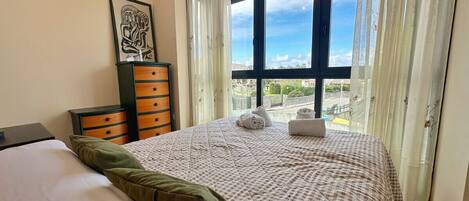 3 عدّة غرف نوم ومكواة/لوح كي وملاءات أسرّة