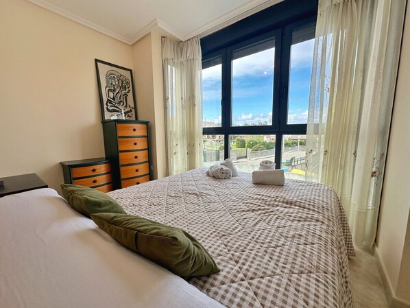 3 bedrooms, iron/ironing board, bed sheets