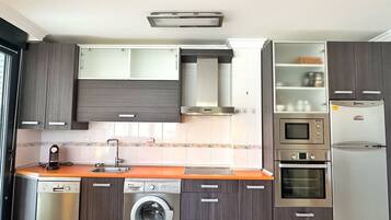 Coffee/tea maker, fridge, microwave, oven
