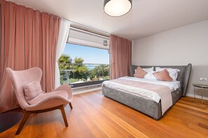 3 slaapkamers, een strijkplank/strijkijzer, gratis wifi, beddengoed