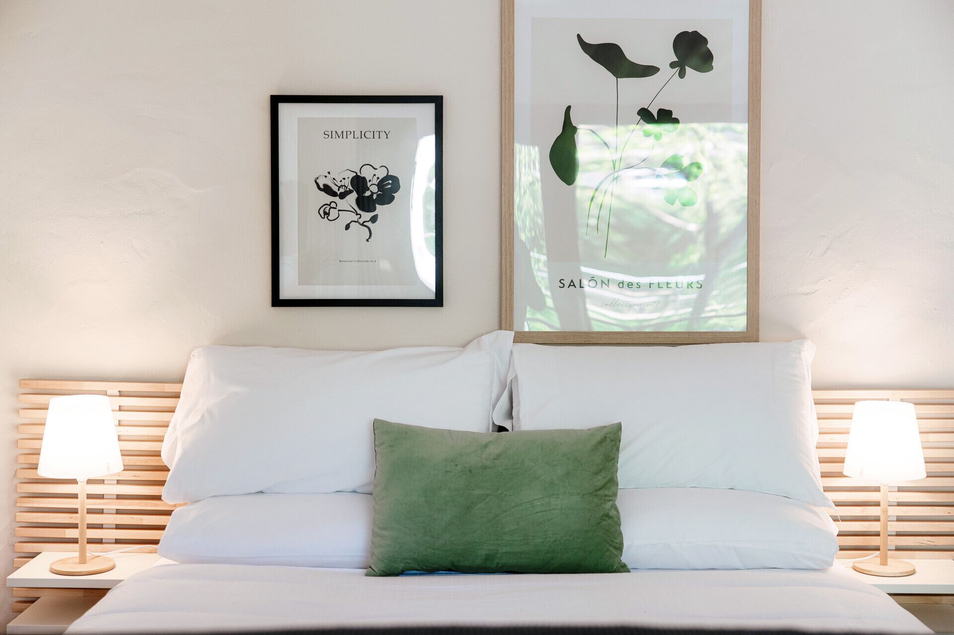 Tabla de planchar con plancha, wifi gratis, ropa de cama