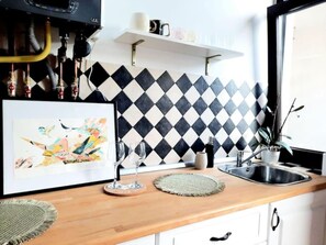 Apartment | Private kitchen | Fridge, oven, stovetop, electric kettle - Boheme Proprety in the Heart of Timisoara (Timisoara)