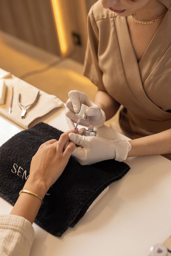Una persona recibiendo una manicura.