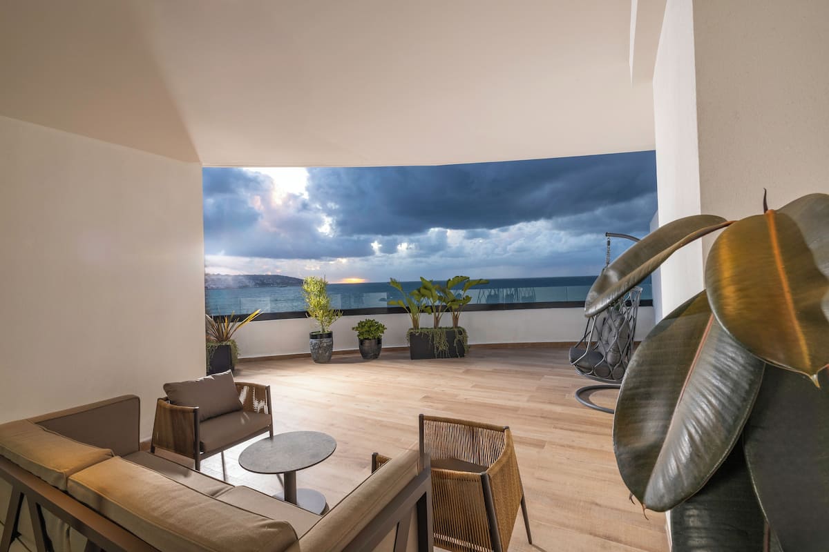 Executive Suite | 1 bedroom, Egyptian cotton sheets, premium bedding, minibar