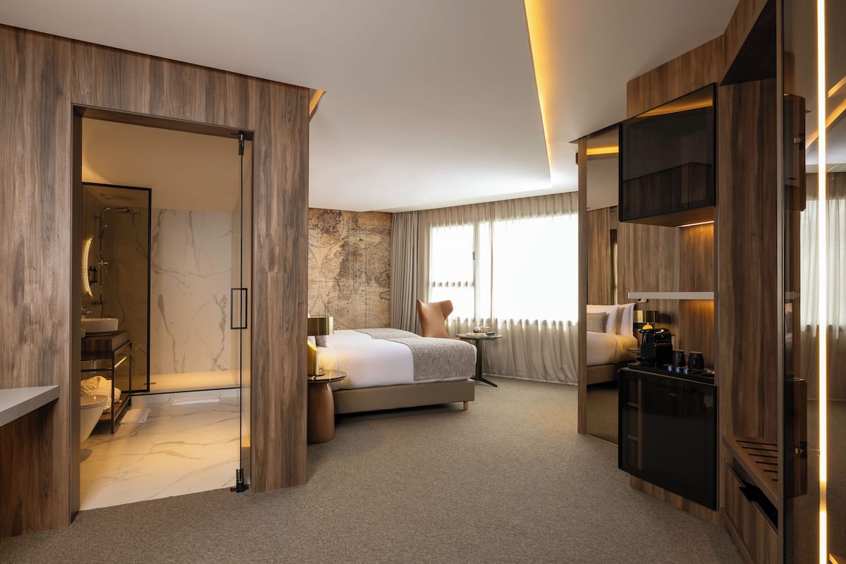Classic Room, Multiple Beds | 1 bedroom, Egyptian cotton sheets, premium bedding, minibar