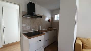 Kühlschrank, Mikrowelle, Herdplatte, Geschirrspüler