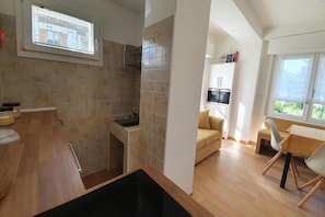 Kühlschrank, Mikrowelle, Herdplatte, Geschirrspüler