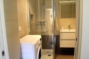 Sèche-cheveux, bidet, serviettes fournies, savon