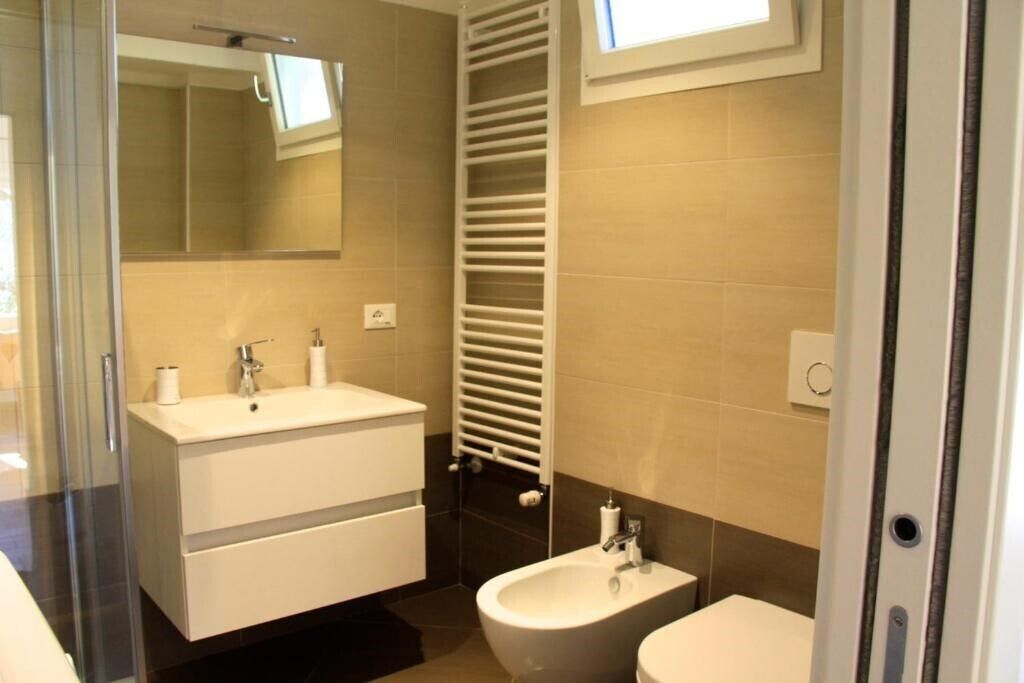 Secador de pelo, bidet, toallas, jabón