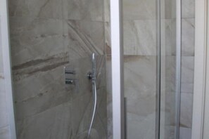 Douche, sèche-cheveux, bidet, serviettes fournies