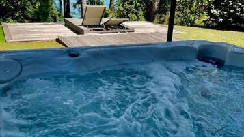 Suite Luxe, spa, jacuzzi, sur jardin privatif, Vue mer, Anael | 1 slaapkamer, hypoallergeen beddengoed, individueel gedecoreerd