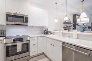 Fridge, microwave, oven, stovetop - Pet Friendly Condo, Suncadia Pool Access (Cle Elum)