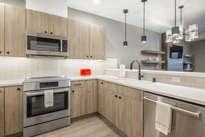 雪櫃、微波爐、焗爐、爐具