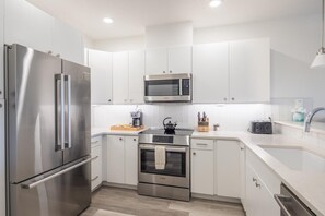 冷蔵庫、電子レンジ、オーブン、コンロ