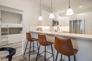 Fridge, microwave, oven, stovetop - Golf View Condo & Suncadia Pool Access (Cle Elum)