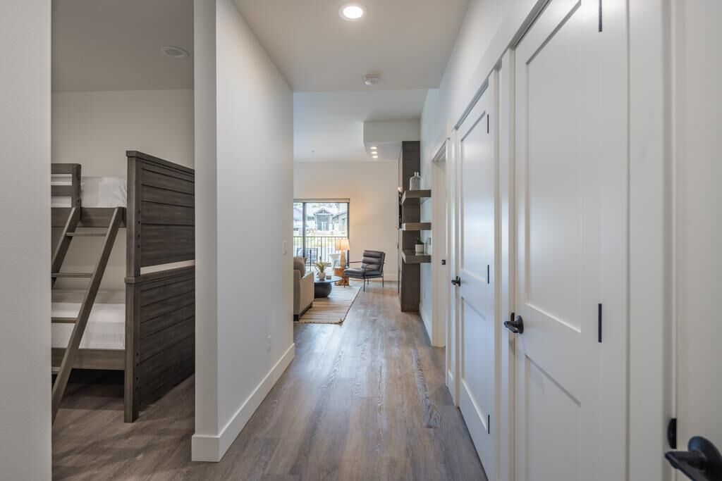 2 bedrooms, internet, bed sheets