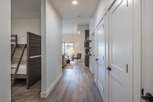 2 bedrooms, internet, bed sheets