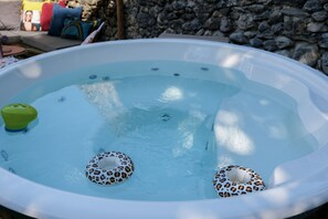 Outdoor spa tub - Maison Bossanne (Barbières)