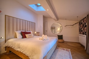 Comfort Double Room, Ensuite, Garden View (La Roseraie) | Iron/ironing board, free WiFi - Maison Bossanne (Barbières)