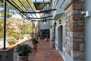 Property grounds - Pointers Villa with views of the vineyards, ocean and breathtaking sunrises. (Cape Town)