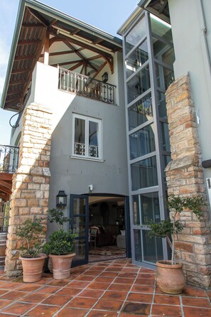 Exterior detail - Pointers Villa with views of the vineyards, ocean and breathtaking sunrises. (Cape Town)