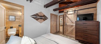 Remodeled West Shore Cabin / 1 mile to Chambers Landing Beach / Near Homewood Ski