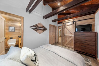 Remodeled West Shore Cabin / 1 mile to Chambers Landing Beach / Near Homewood Ski