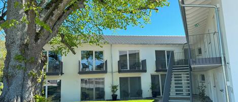 สนามรอบบริเวณ