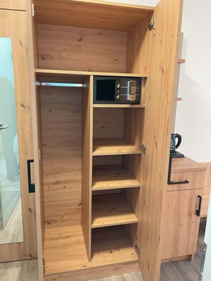 1 dormitori, minibar, caixa forta a l'habitació i decoració individual