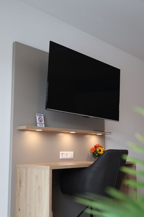 Deluxe-Apartment, 1 King-Bett und Schlafsofa, Nichtraucher, Küche und Balkon | Minibar, pengeskab på værelset, individuelt design