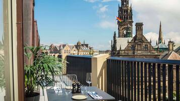 Déjeuner, dßner et brunch servis sur place, vue sur le jardin