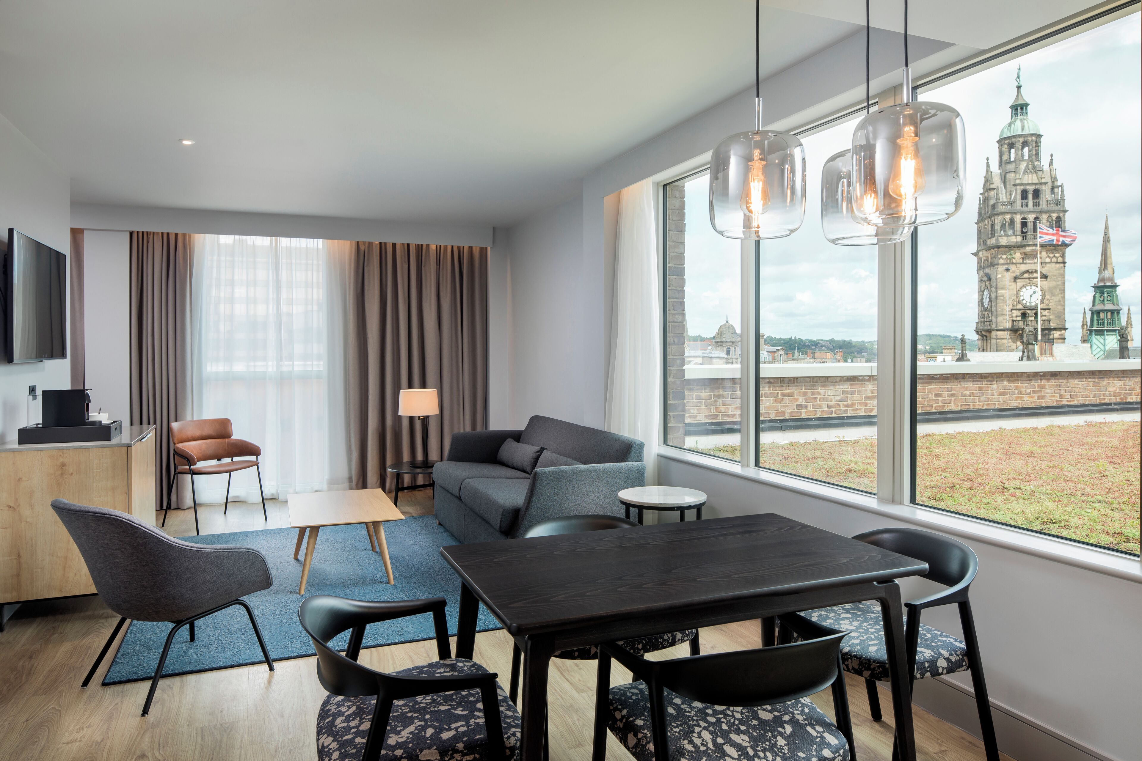 Een kluis op de kamer, een bureau, een laptopwerkplek