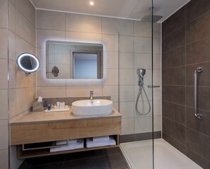 Rainfall showerhead, free toiletries, hair dryer, towels - Radisson Blu Hotel, Sheffield (Sheffield)