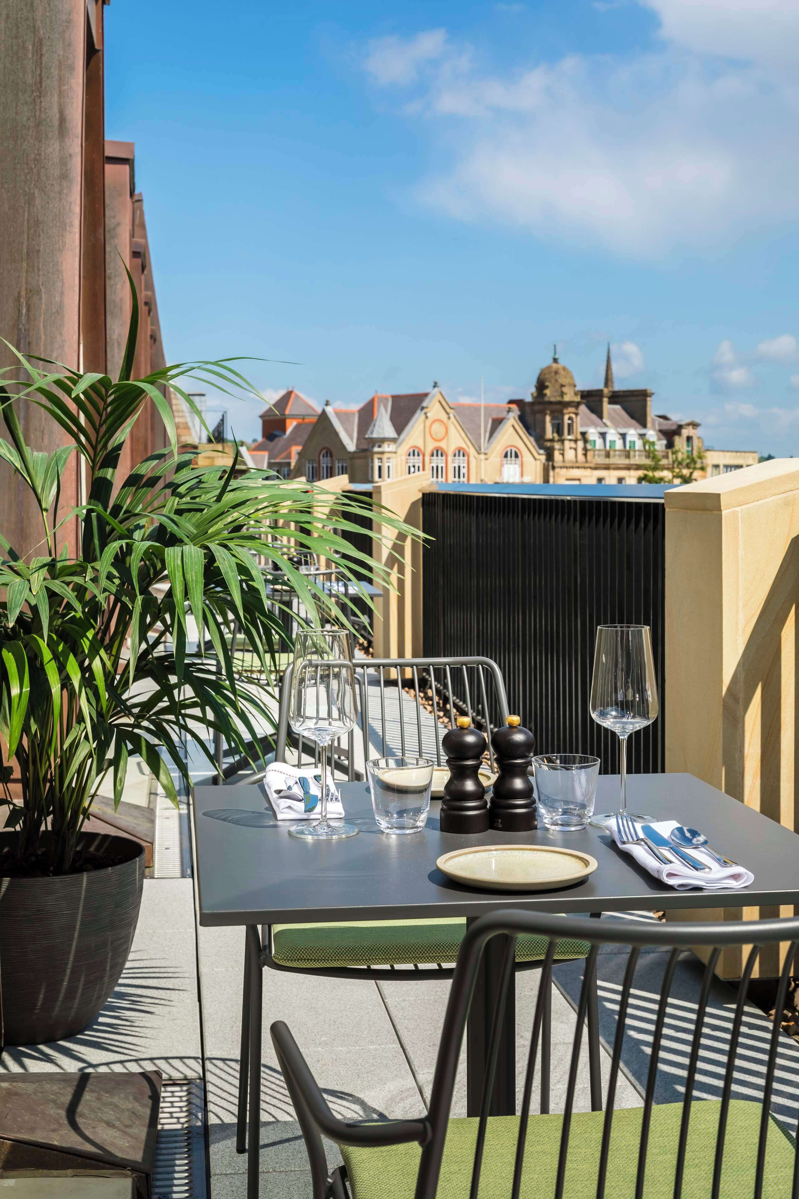 Serveert lunch, diner, brunch, Britse gerechten, tuinzicht 