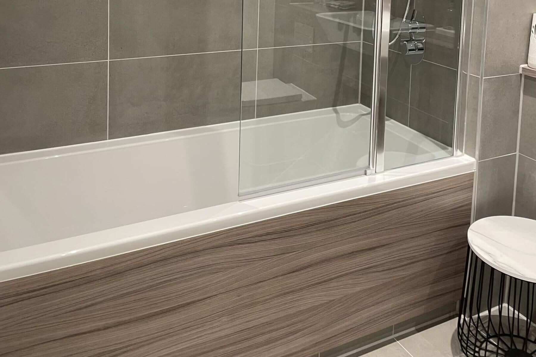 Dusj, håndklær og toalettpapir