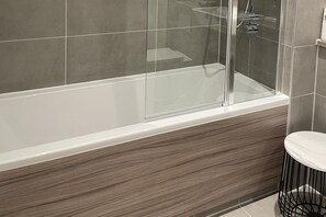 淋浴设施、毛巾、卫生纸