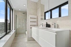 淋浴设施、吹风机、毛巾