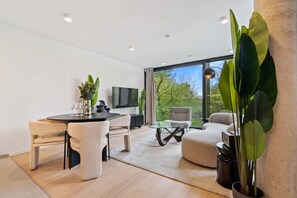 TV - Luxury Downtown Apartment with Modern Amenities (Luxembourg)