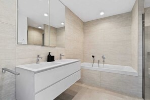Shower, hair dryer, towels, shampoo - Skyline view in the Heart of Luxembourg (Luxembourg)