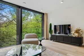 TV, offices - Spacious 6th-Floor Gem: Modernity Meets Comfort! (Luxembourg)