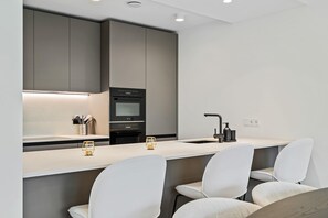 Refrigerador, microondas, horno, placa de cocina