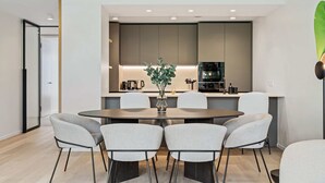 Une cuisine moderne avec un coin repas.