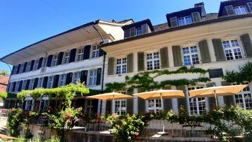 Chambre Double Tradition, salle de bains privée | Vue sur la rue