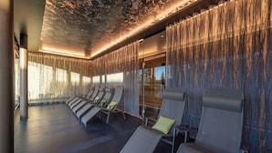 Un espace spa équipé de chaises longues et d’une grande fenêtre.