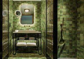 Hair dryer, bathrobes, slippers, towels - La Fondation (Paris)