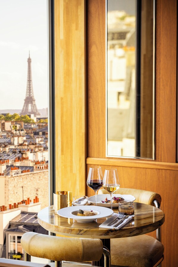 2 restaurants servant le petit déjeuner, spécialités Cuisine française